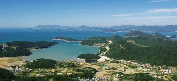 바다와 섬, 해안 마을이 함께 보이는 전경